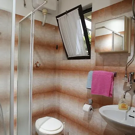 Flora - Two Bedroom Apartment דירה