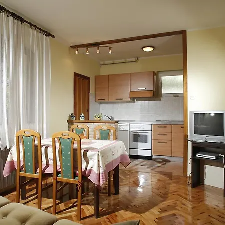Flora - Two Bedroom Apartment *