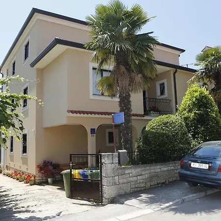 Flora - Two Bedroom Apartment רוביני