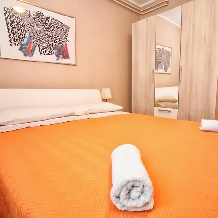 Flora - Two Bedroom Apartment דירה *