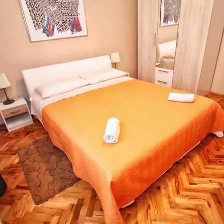Flora - Two Bedroom Apartment דירה