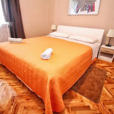Flora - Two Bedroom Apartment * רוביני