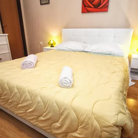 Flora - Two Bedroom Apartment *