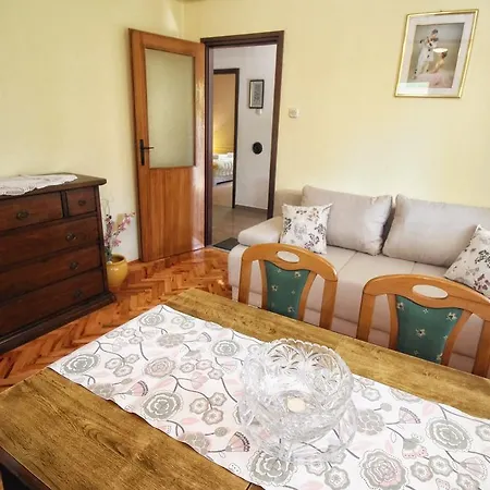 Flora - Two Bedroom Apartment דירה רוביני