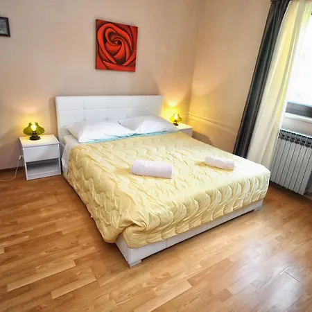 Flora - Two Bedroom Apartment רוביני